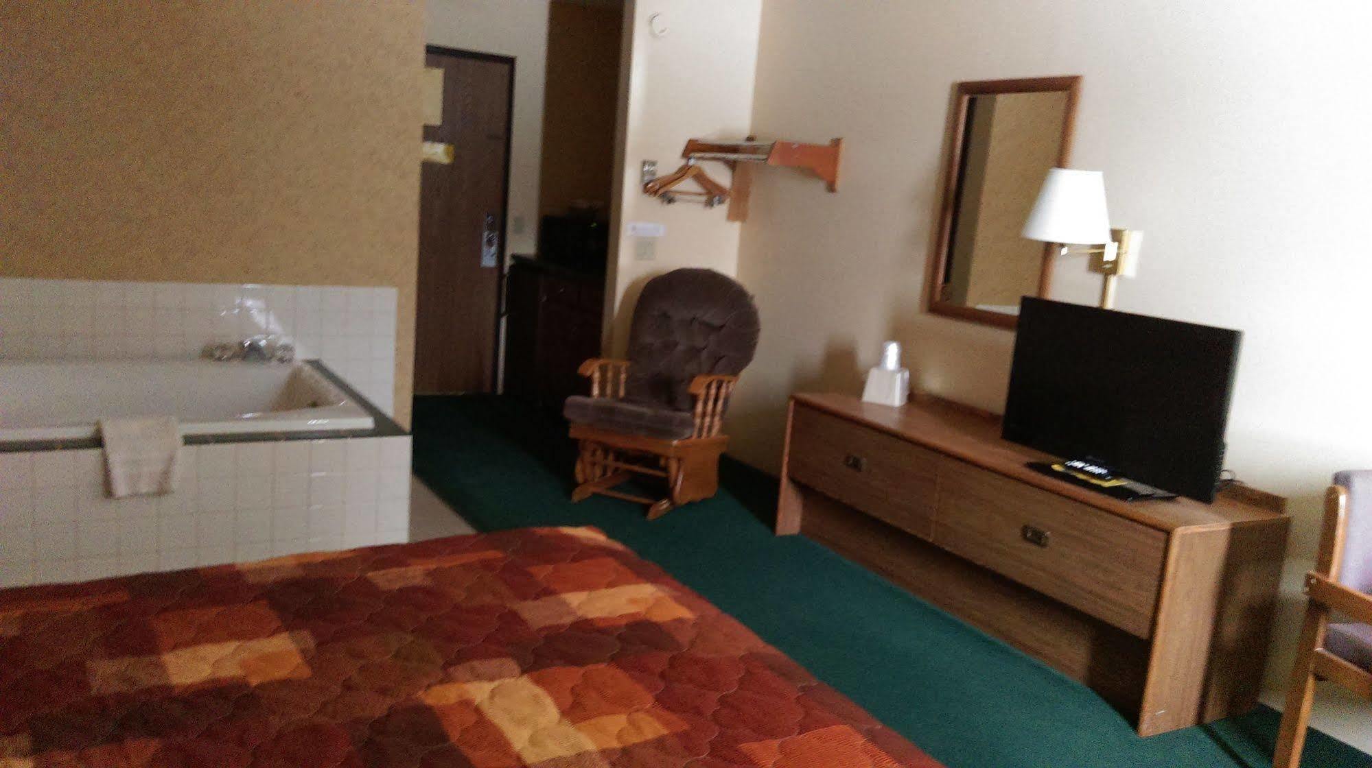 Mcquoid'S Inn And Event Center Isle 外观 照片