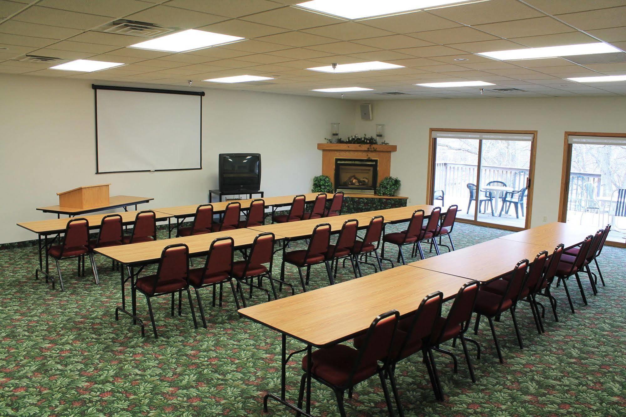 Mcquoid'S Inn And Event Center Isle 外观 照片