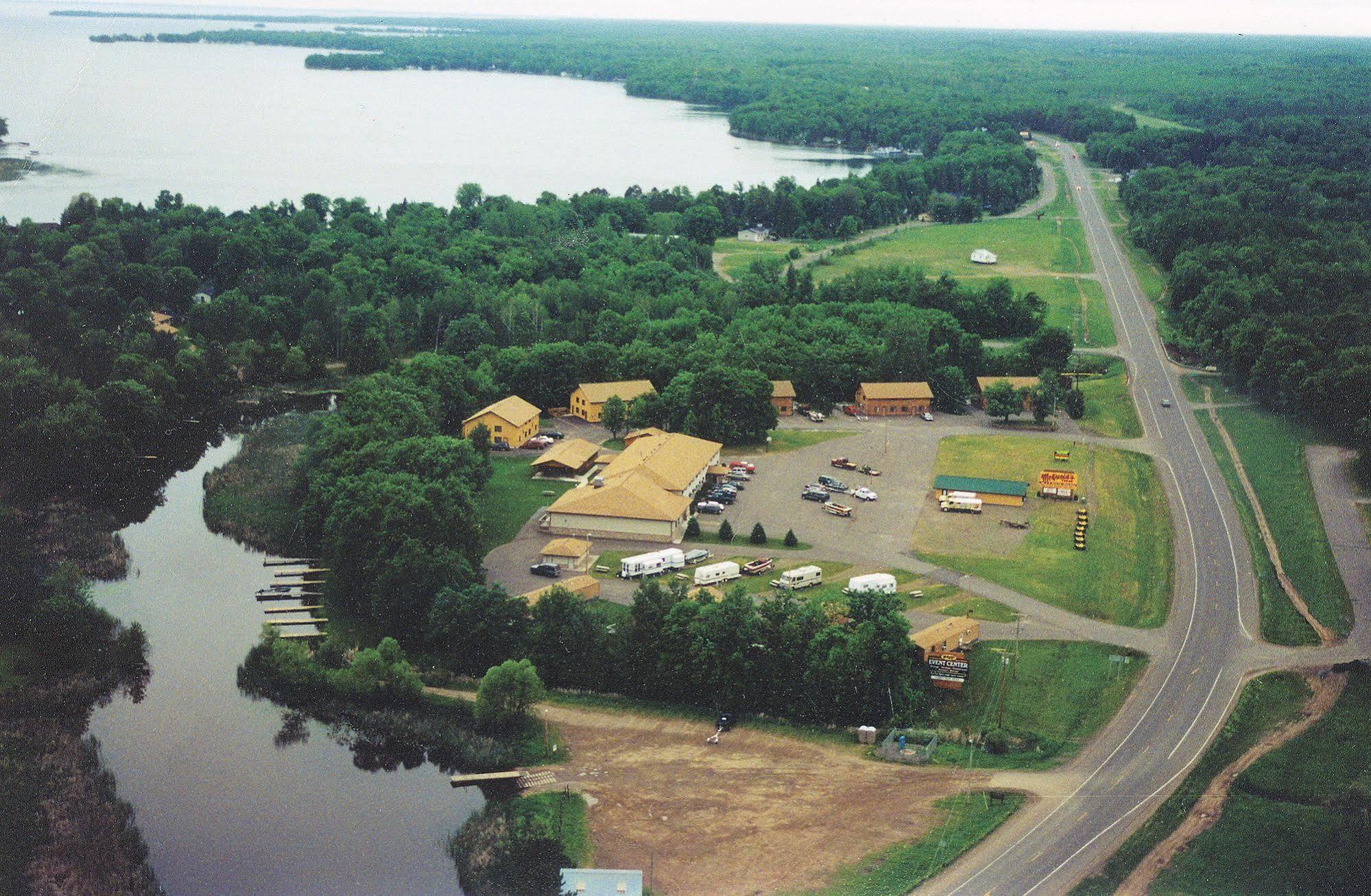 Mcquoid'S Inn And Event Center Isle 外观 照片